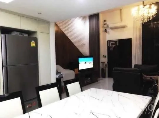 联排别墅 出租在Bang Rak, Bangkok - 开放式空间：餐桌、时尚厨房与带电视的客厅相连。