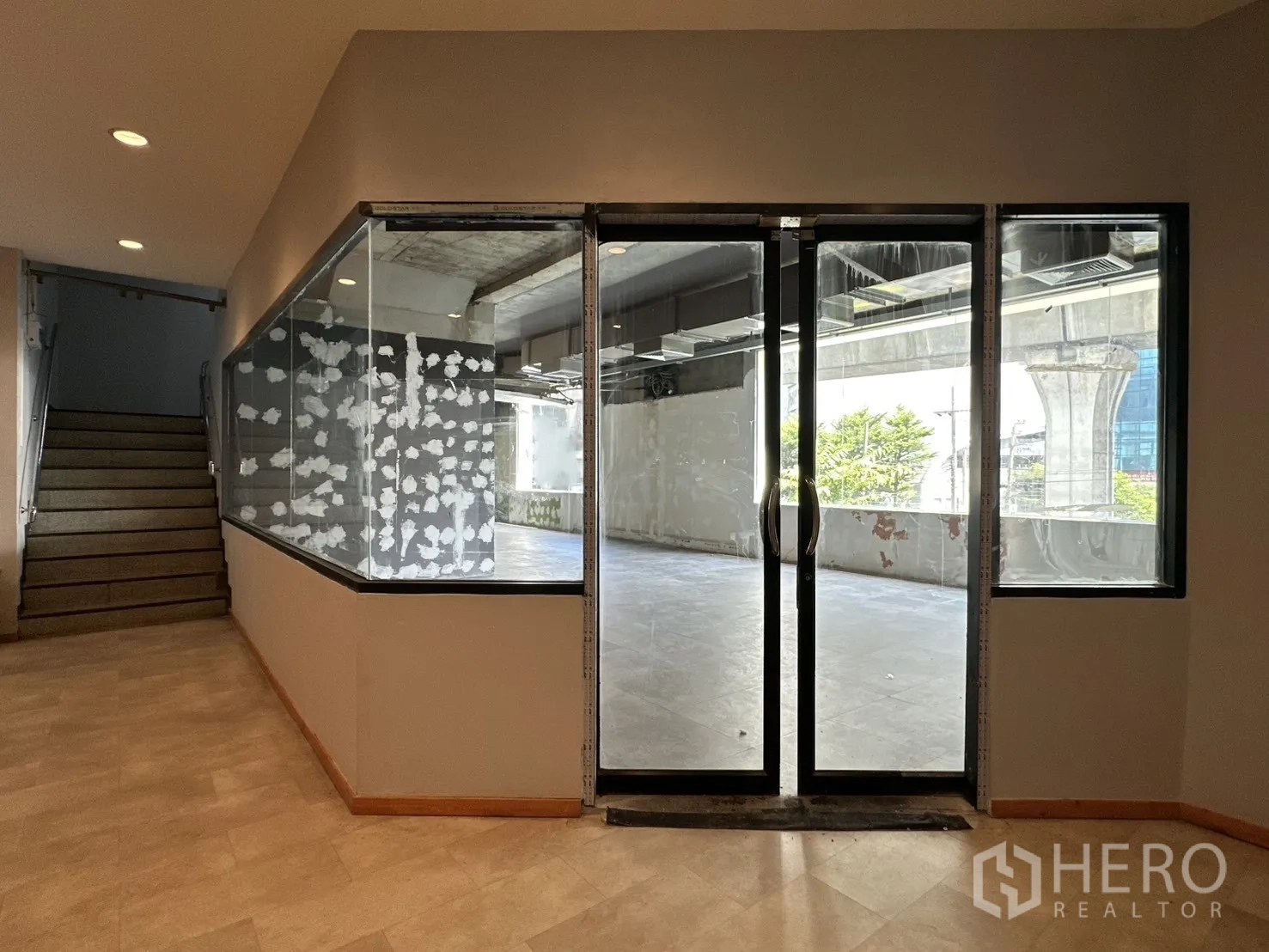 พื้นที่ขายของ for rent in Watthana, Bangkok - ทางเข้าเป็นประตูกระจกบานคู่ ติดกับบันไดและมุมกระจก.
