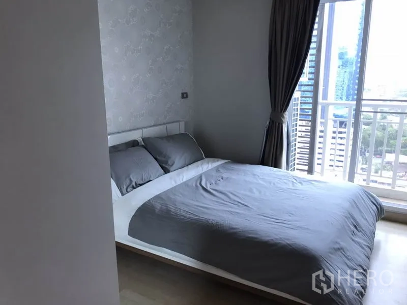 คอนโด ให้เช่าหรือขายในWatthana, Bangkok - ห้องนอนที่สองเตียงควีนพร้อมวิวเมืองจากระเบียง