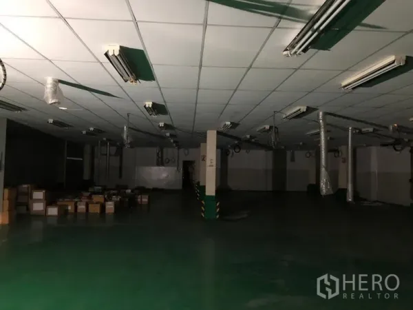 工厂 出租或出售在Khlong Luang, Pathum Thani - 大型生产车间，悬挂风管与日光灯，开阔布局便于改造