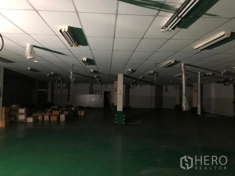 工厂 出租或出售在Khlong Luang, Pathum Thani - 大型生产车间，悬挂风管与日光灯，开阔布局便于改造
