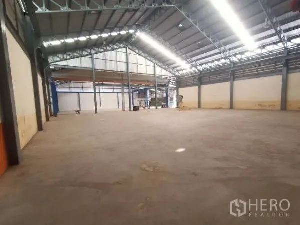 โรงงาน ให้เช่าในMueang Samut Sakhon, Samut Sakhon - พื้นที่คลังสินค้าเปิดโล่ง หลังคาทรงจั่ว ช่องระบายอากาศ และพื้นคอนกรีต