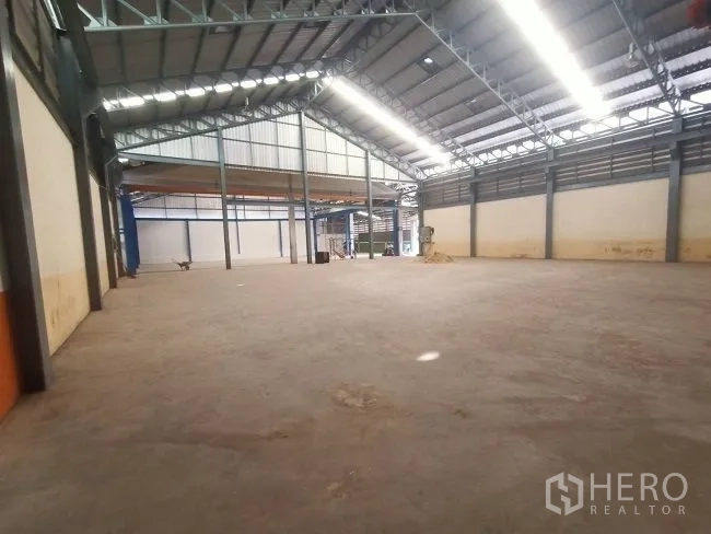 โรงงาน ให้เช่าในMueang Samut Sakhon, Samut Sakhon - พื้นที่คลังสินค้าเปิดโล่ง หลังคาทรงจั่ว ช่องระบายอากาศ และพื้นคอนกรีต