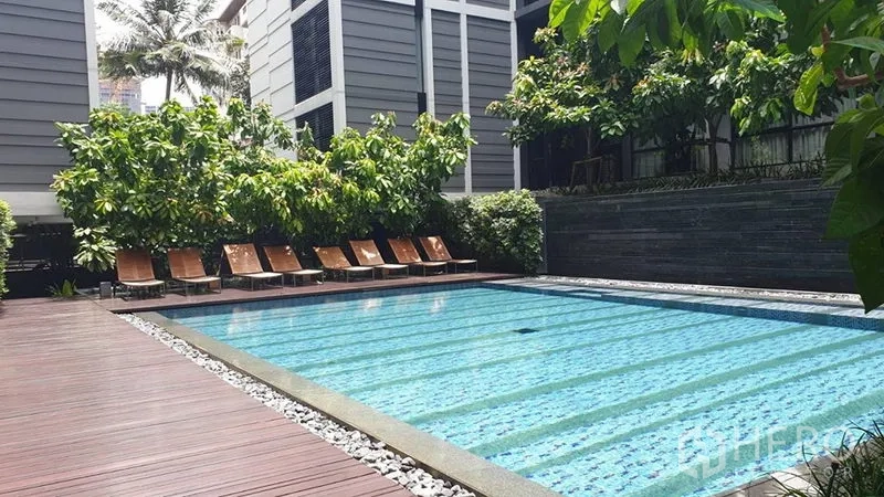 公寓 出租在Watthana, Bangkok - 小区户外泳道池，躺椅与绿树环绕