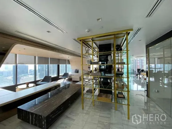 公寓 出租或出售在Ratchathewi, Bangkok - 空中会所，石材地面与金色置物架，眺望曼谷天际线。