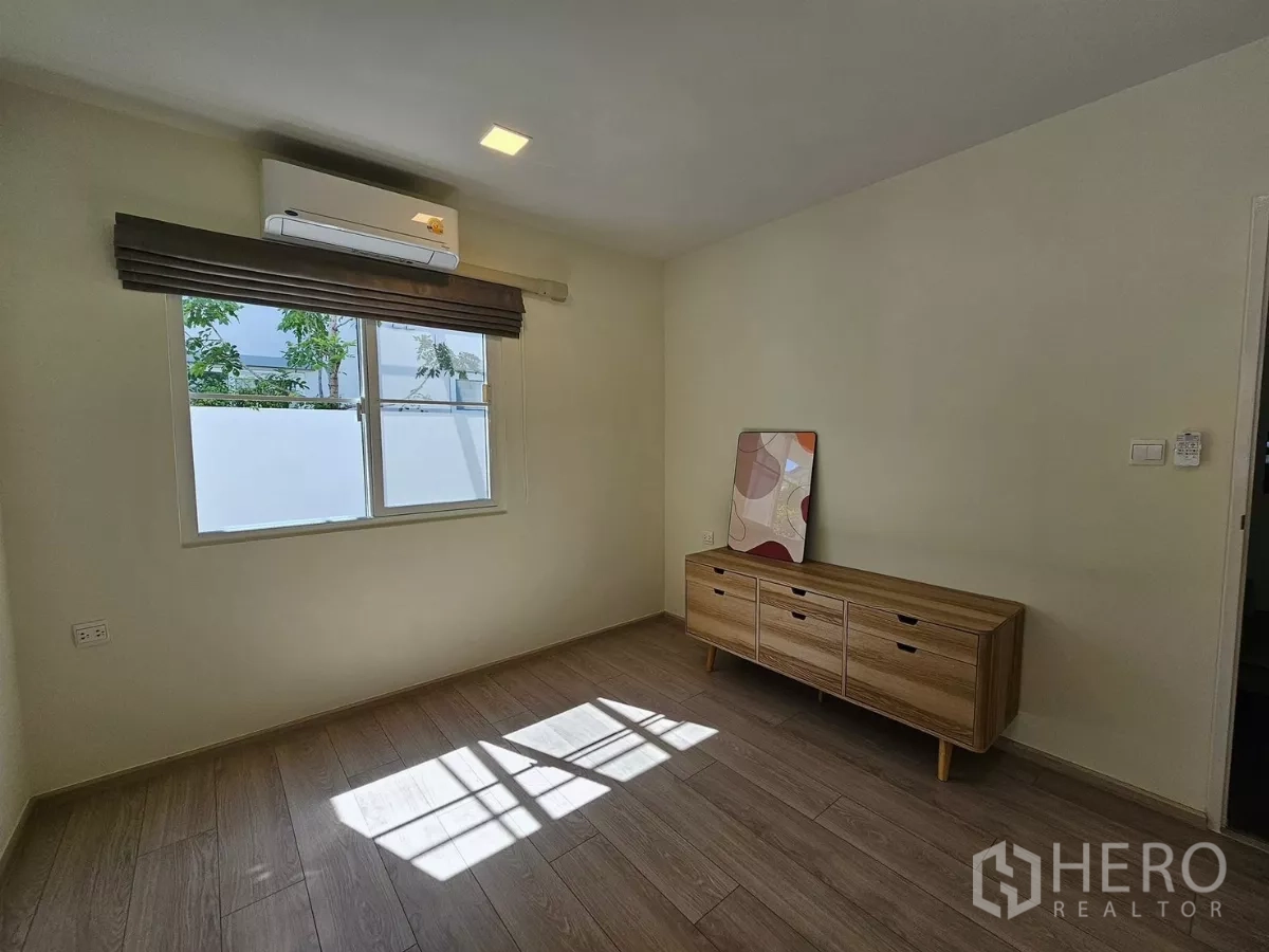 บ้าน ให้เช่าในBang Phli, Samut Prakan - ห้องนอนหรือออฟฟิศชั้นล่าง พร้อมตู้ลิ้นชักและเครื่องปรับอากาศ