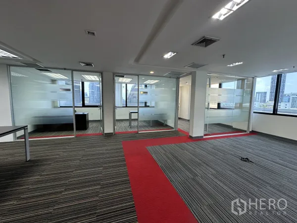 办公空间 出租在Watthana, Bangkok - 带磨砂玻璃隔断的经理室，外窗可俯瞰曼谷