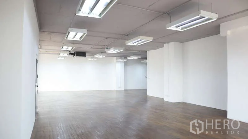 สำนักงาน ให้เช่า - โถงสำนักงานยาว พื้นไม้ โคมไฟแถบ และผนังสีขาวเรียบ