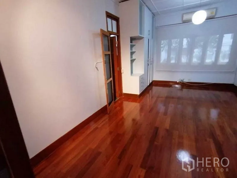 独立式住宅 出租在Pathum Wan, Bangkok - 狭长房间，内置层架、玻璃门与木地板