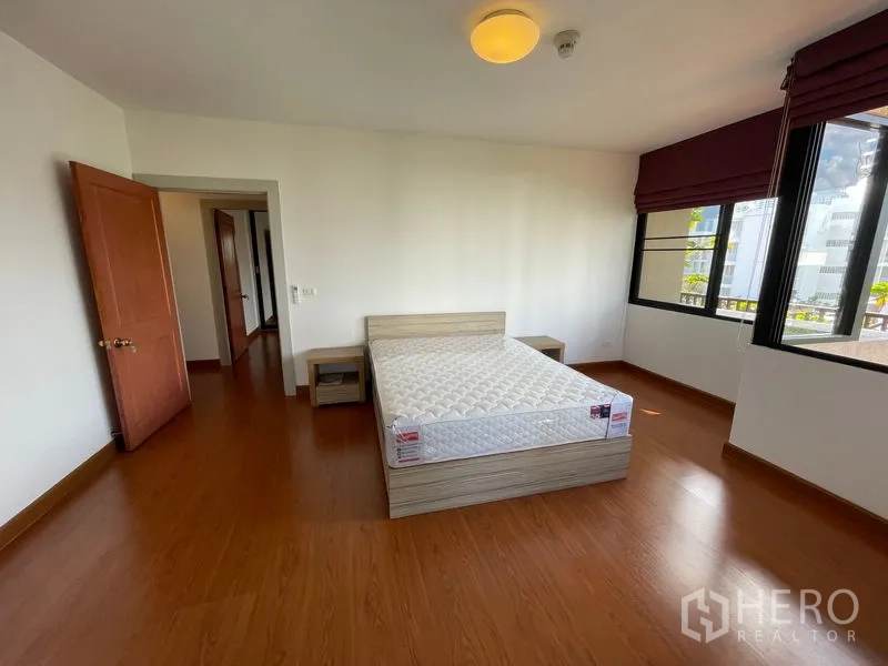 คอนโด ให้เช่าในWatthana, Bangkok - ห้องนอนที่สาม พื้นไม้ หน้าต่างขนาดใหญ่ แสงธรรมชาติเต็มห้อง