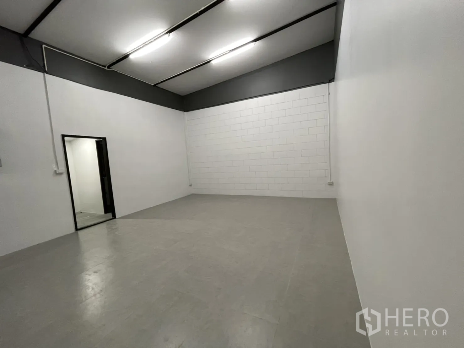 Warehouse for rent in Lam Luk Ka, Pathum Thani - Ancillary room with white walls, grey tiled floor and doorway to service area.