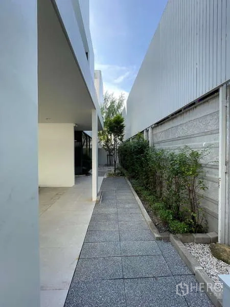 Home Office for rent in Don Mueang, Bangkok - Side walkway with small landscaped garden and textured paving.