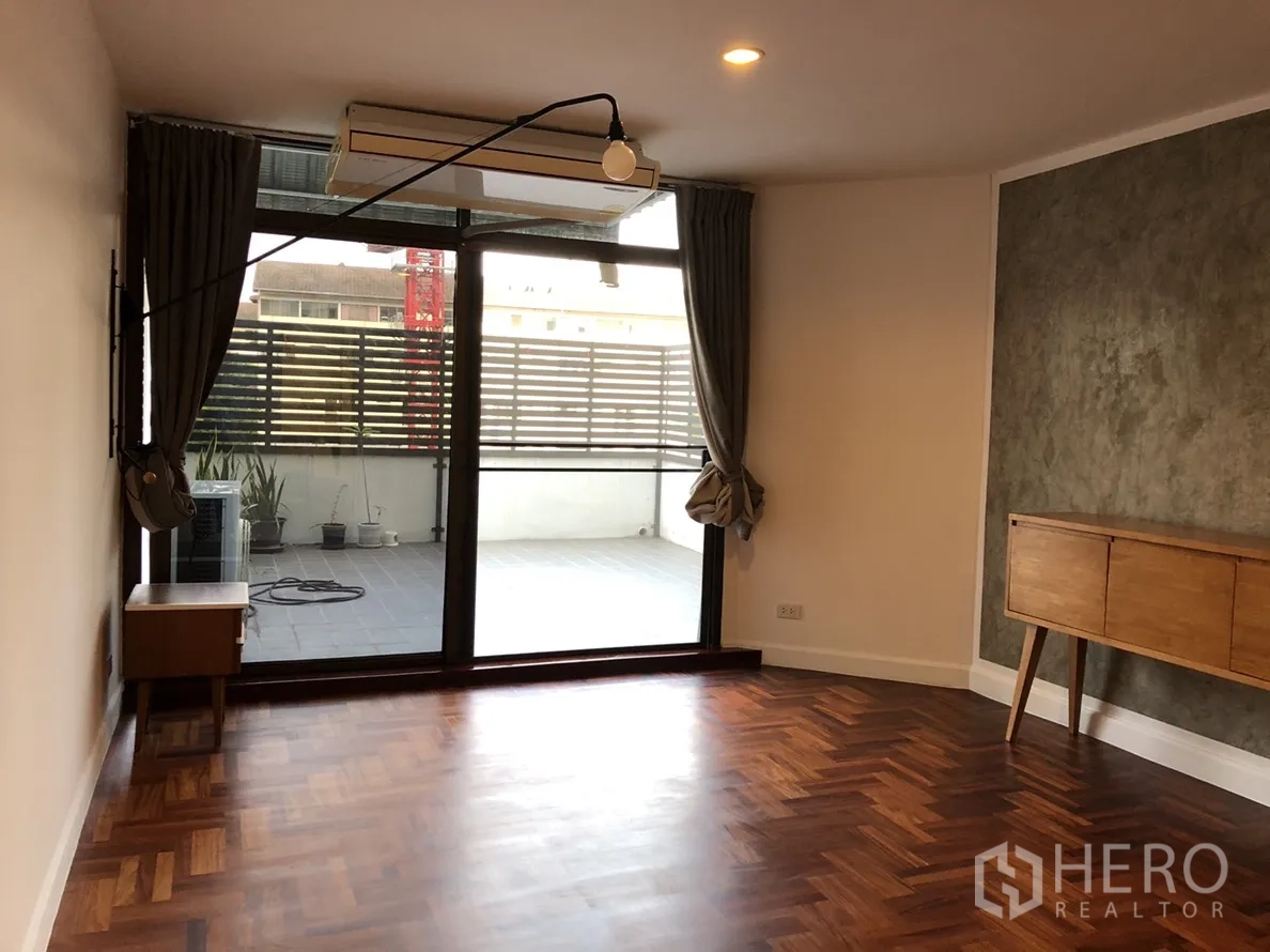 คอนโด ให้เช่าในWatthana, Bangkok - ห้องนอนมีประตูกระจกสไลด์เปิดสู่ระเบียงขนาดใหญ่