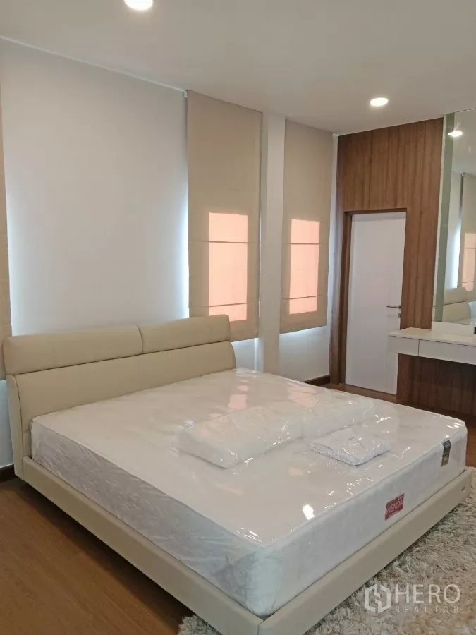 Detached House for rent in Bang Phli, Samut Prakan - Guest bedroom with king bed, minimalist decor and roller blinds.