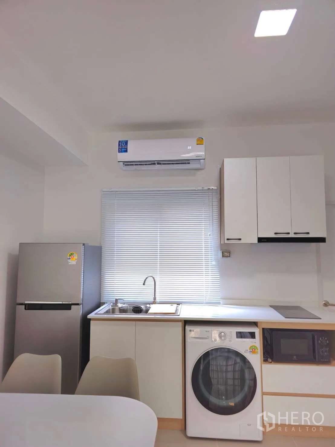 ทาวน์เฮาส์ for rent in Bang Phli, Samut Prakan - ครัวขนาดกะทัดรัดพร้อมอ่างล้างจาน เตาไมโครเวฟ ตู้เย็น และเครื่องซักผ้า