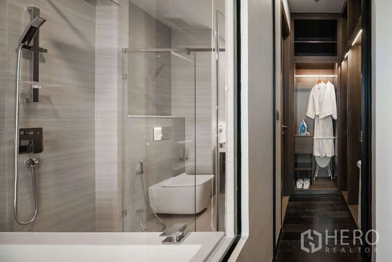 คอนโด ให้เช่าในWatthana, Bangkok - ห้องน้ำสไตล์โมเดิร์น พร้อมฝักบัวแบบกระจกเรนชาวเวอร์ และวอล์กอินคลอเซ็ต