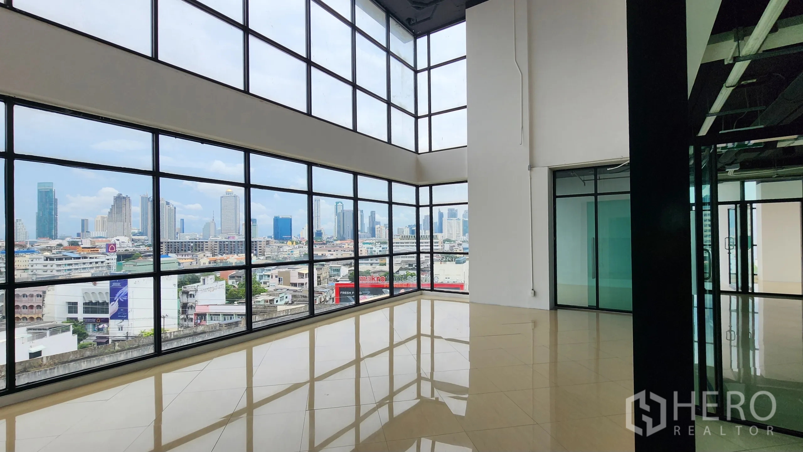 办公空间 出租在Yan Nawa, Bangkok - 玻璃房间连转角窗，背景为城市天际线。