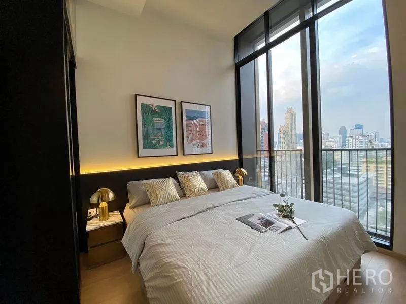 คอนโด ให้เช่าในWatthana, Bangkok - ห้องนอนมุมกระจกเต็มความสูง พร้อมระเบียงชมวิวสกายไลน์