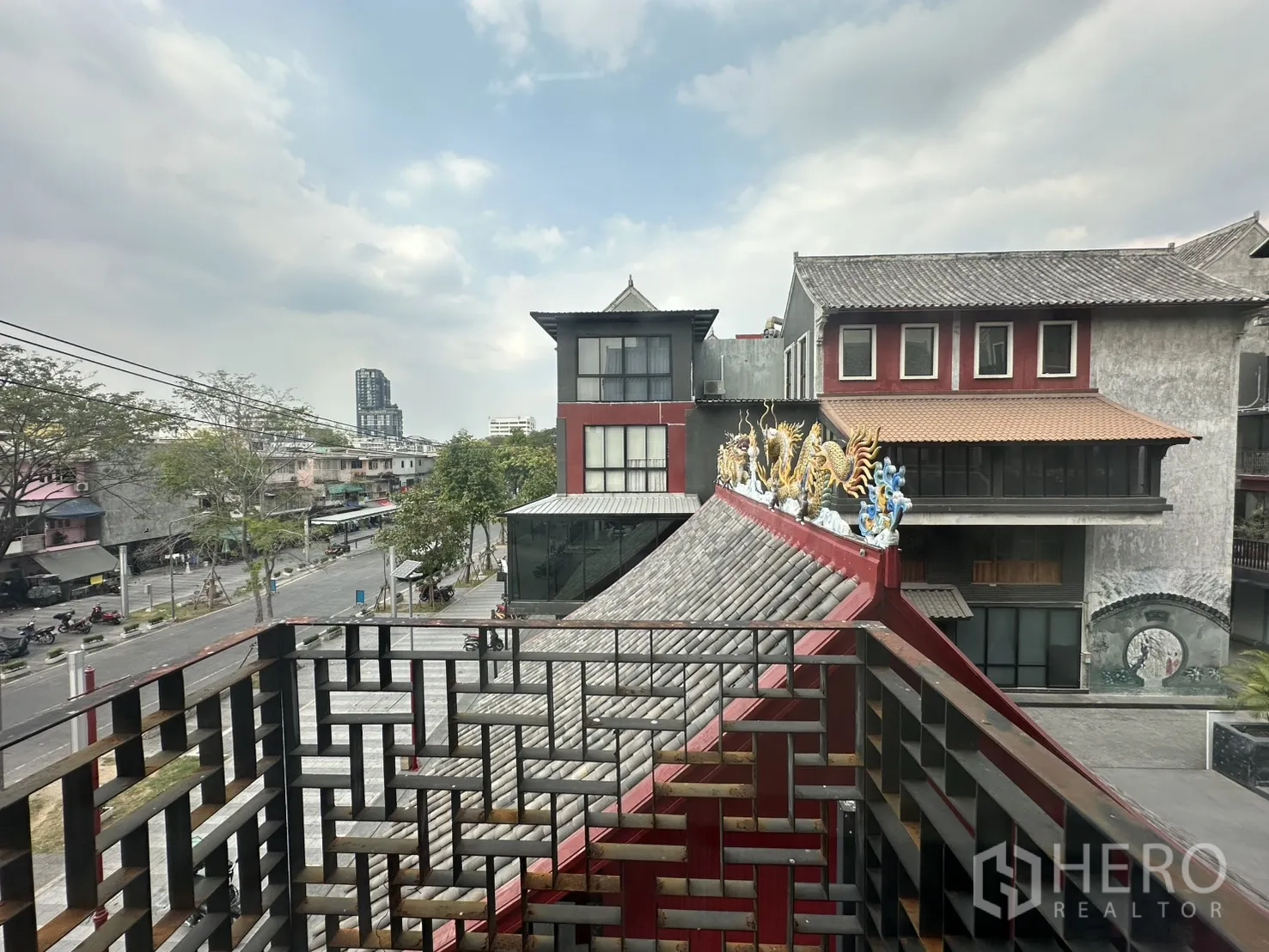 带办公室的家 for rent in Pathum Wan, Bangkok - 阳台远眺广场与屋脊上饰有龙纹的传统屋顶。