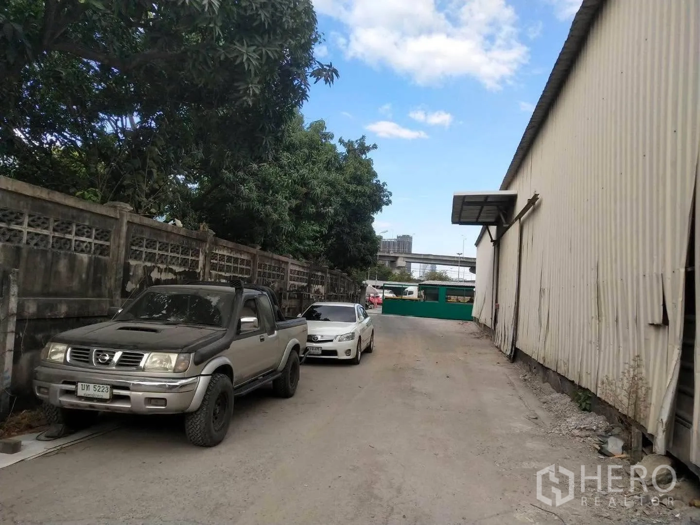 Warehouse for rent in Bang Phli, Samut Prakan - Side access road next to the warehouse with parking for vehicles.