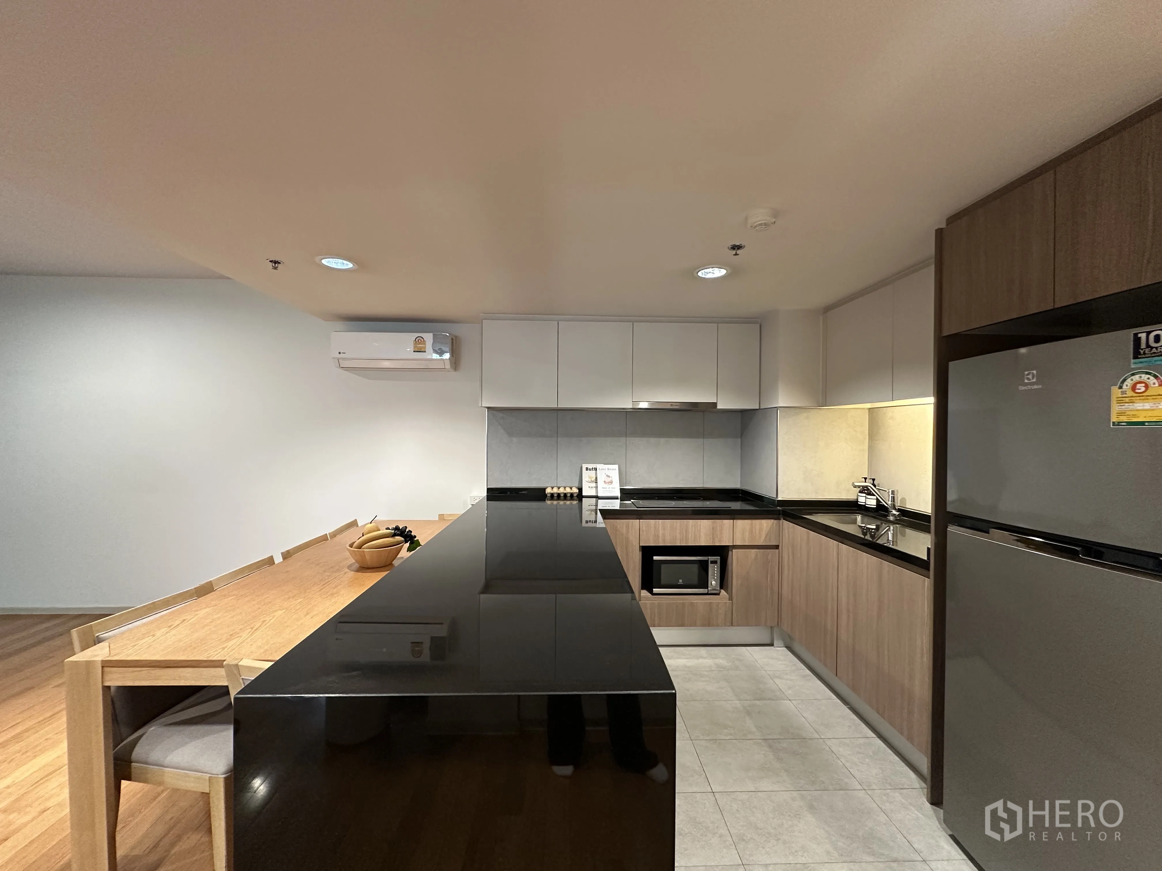 คอนโด for rent in Khlong Toei, Bangkok - ครัวสไตล์โมเดิร์น มีไอแลนด์ยาว ตู้บิลท์อิน และโต๊ะทานอาหาร