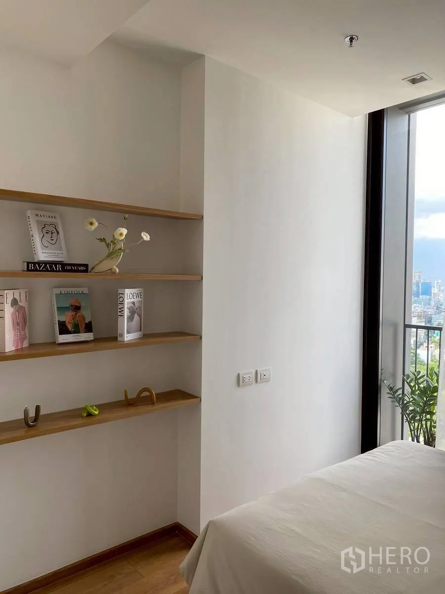 คอนโด for rent in Watthana, Bangkok - ชั้นวางไม้บิวท์อินและหน้าต่างบานใหญ่ข้างเตียงมองเห็นเส้นขอบฟ้า