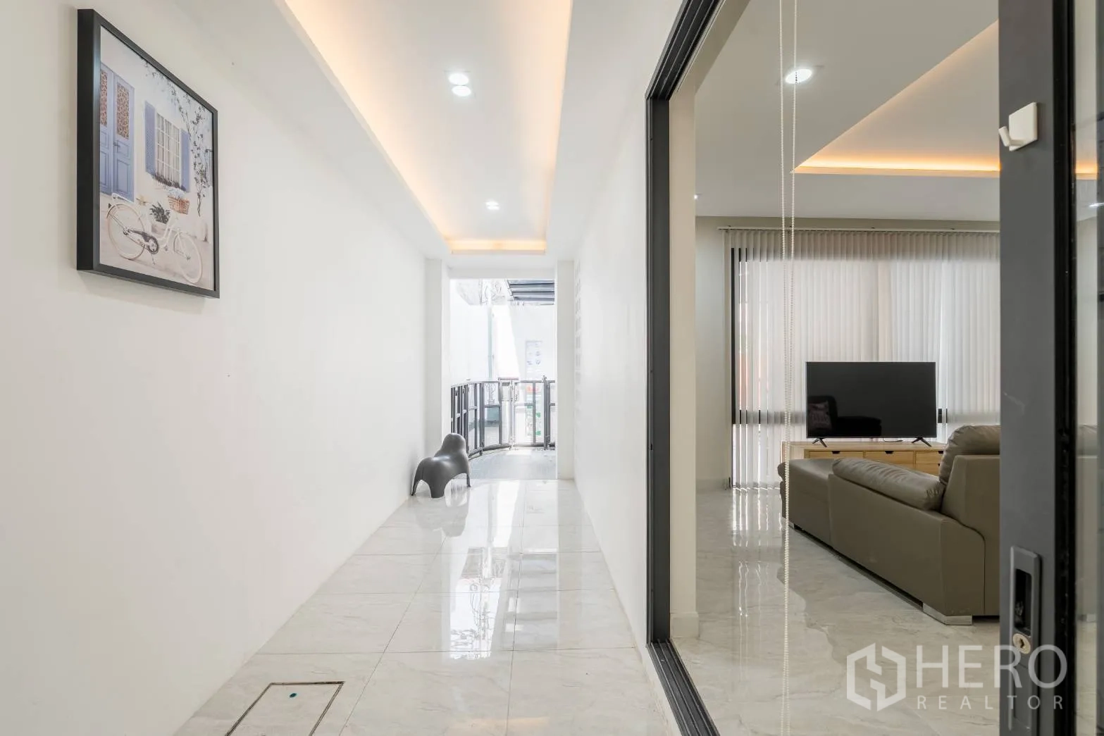 Home Office for rent in Khlong Toei, Bangkok - Long hallway with polished tiles leading toward the living room.