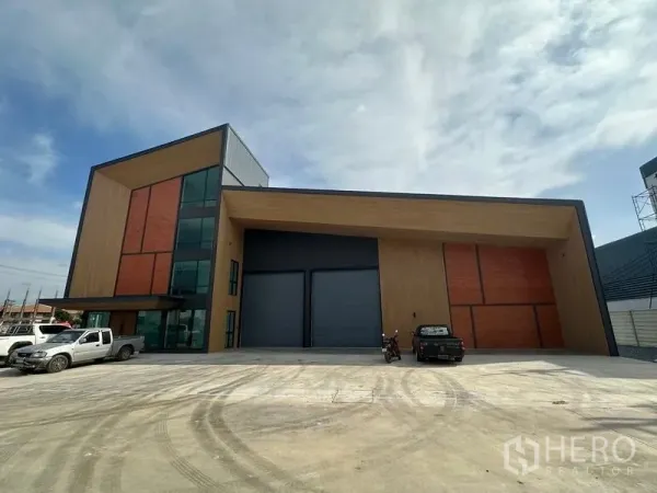 คลังสินค้า ขายในLam Luk Ka, Pathum Thani - ด้านหน้าตัวอาคารพร้อมประตูโหลดขนาดใหญ่และลานหน้ากว้าง