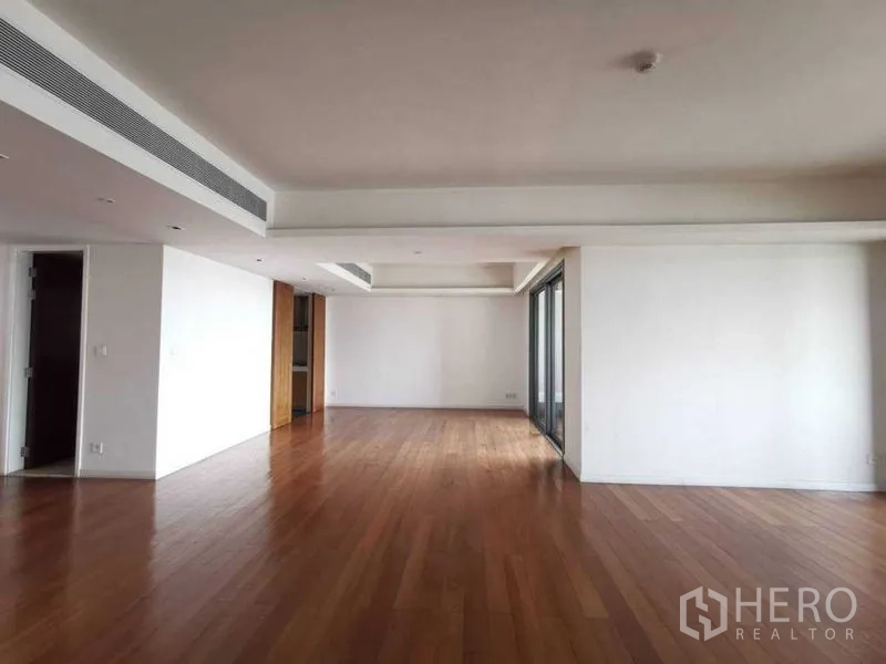 公寓 出租在Yan Nawa, Bangkok - 宽敞的开放式客餐厅，木地板与推拉玻璃门。