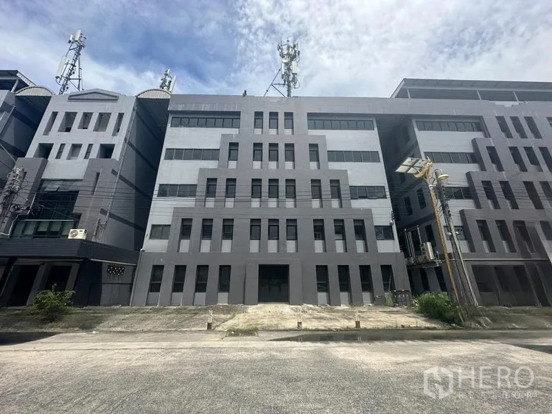 Warehouse for rent in Bang Phli, Samut Prakan - Front view of a five-storey warehouse and office building with parking in Bang Phli.