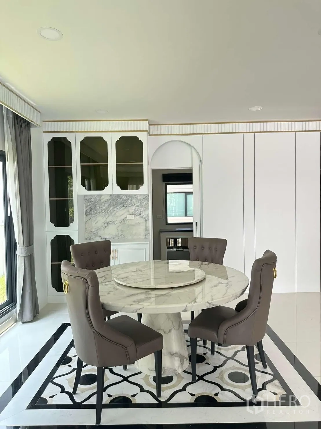 独栋房屋 for rent in Bang Phli, Samut Prakan - 餐区配大理石圆桌与四把软包椅，铺几何图案地砖。