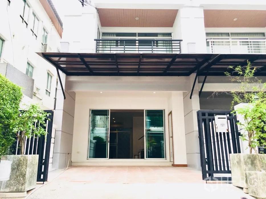 联排别墅 出租在Prawet, Bangkok - 现代联排别墅外立面，带遮棚车位、推拉门与二楼阳台