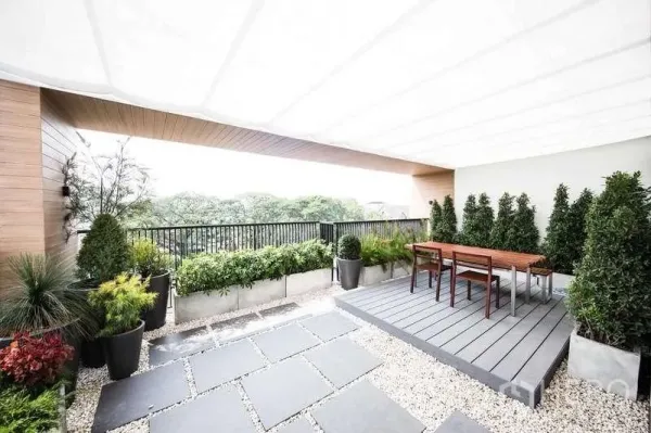 带办公室的家 出售在Suan Luang, Bangkok - 顶层露台，半透明顶棚，绿植与户外餐桌