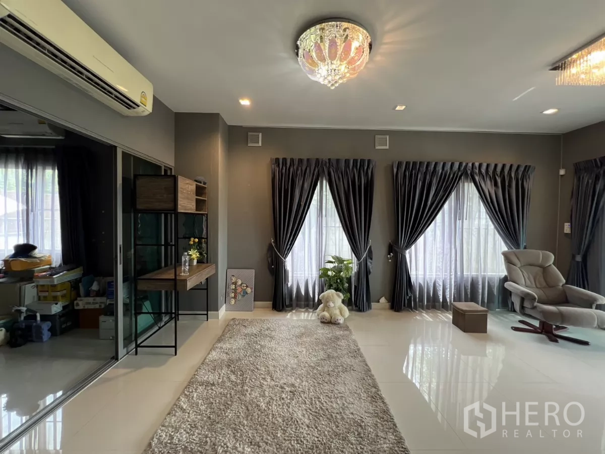 独立式住宅 出租或出售在Lat Krabang, Bangkok - 休息区配水晶吊灯、空调和高窗厚帘