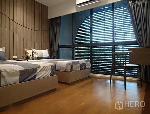 ทาวน์เฮาส์ for rent in Watthana, Bangkok - ห้องนอนเตียงคู่ พื้นไม้ หน้าต่างบานเกล็ดขนาดใหญ่ พร้อมโต๊ะทำงาน