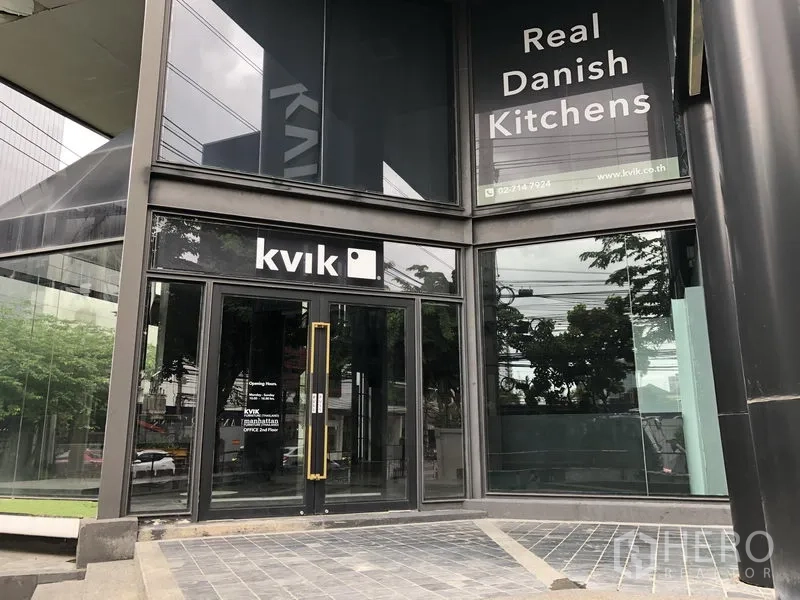 零售空间 出租在Watthana, Bangkok - 临街立面，黑色立柱与双层挑高的大幅玻璃展示面。