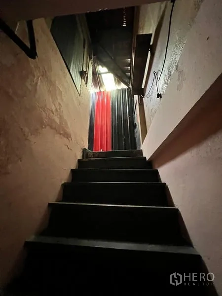 店屋 出租在Phaya Thai, Bangkok - 通往楼上的狭窄楼梯，粉刷墙面与自然采光