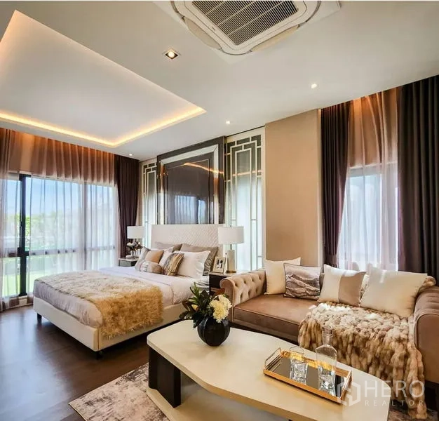 独立式住宅 出售在Bang Phli, Samut Prakan - 宽敞主套房，带会客区，大窗与暖色灯光
