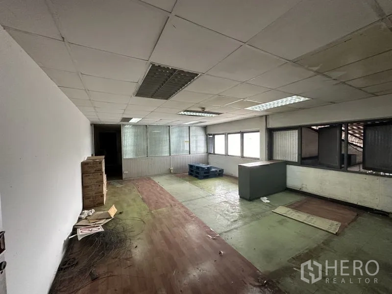 工厂 出售在Khlong Luang, Pathum Thani - 二楼办公室，吊顶、窗户及旧地面。