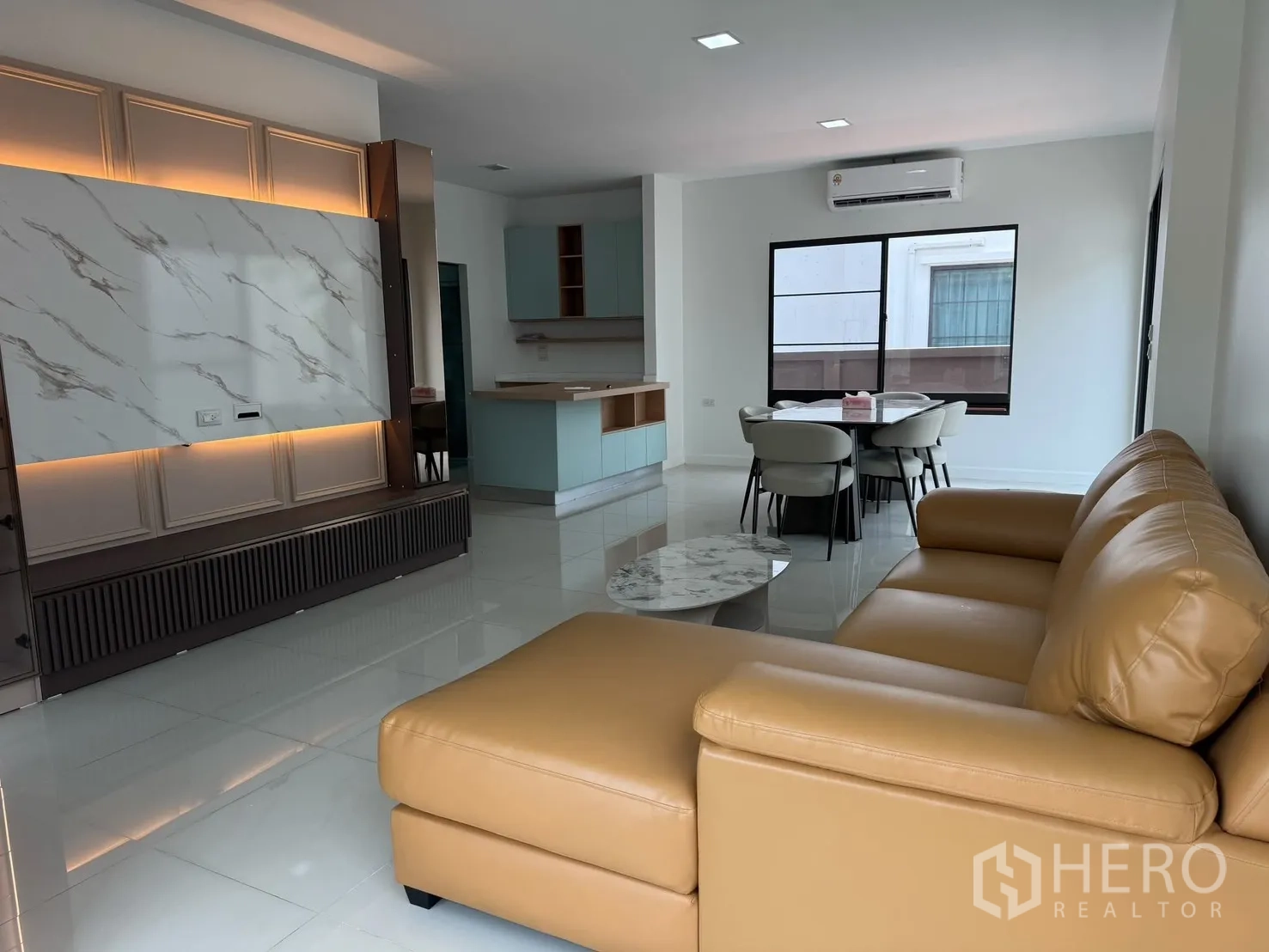 บ้านเดี่ยว for rent in Prawet, Bangkok - โถงรับแขกและทานอาหารแบบเปิดโล่ง พร้อมโซฟาหนังและผนังทีวี