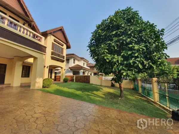บ้าน ให้เช่า - สวนหน้าบ้านมีสนามหญ้าเขียวและต้นไม้ใหญ่ พร้อมรั้วล้อมรอบ