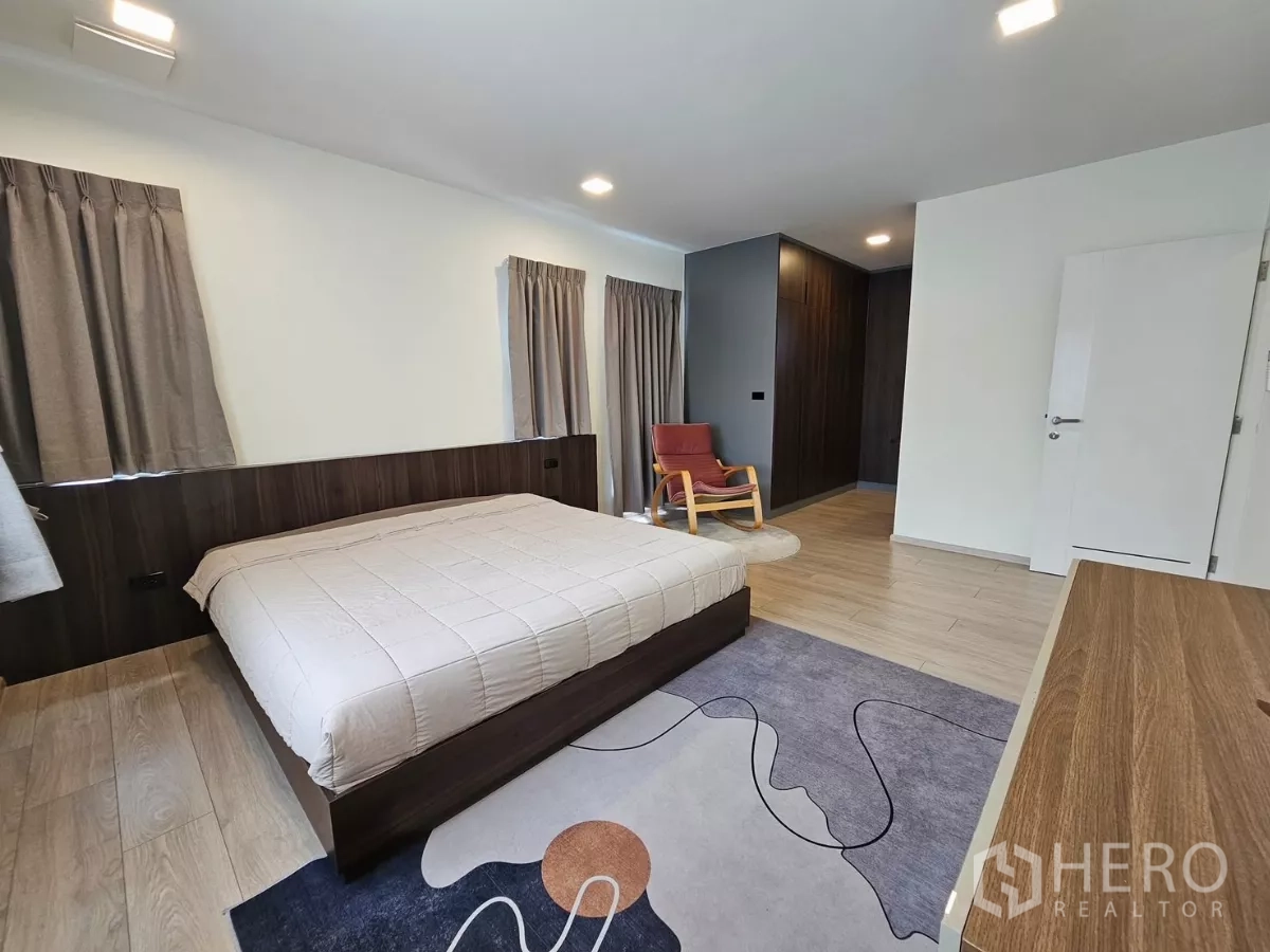 Detached House for rent in Bang Phli, Samut Prakan - Master bedroom from another angle showing built-in wardrobe and seating corner.
