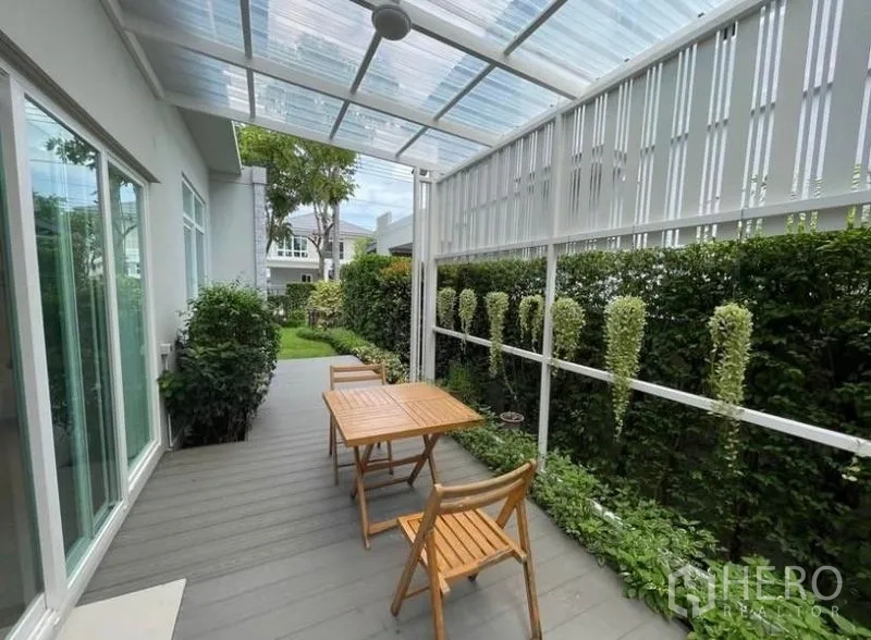 独立式住宅 出租在Prawet, Bangkok - 带顶露台面向景观花园与绿篱，配户外桌椅。