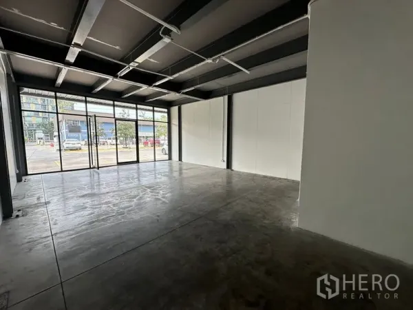 办公空间 出租在Khlong Toei, Bangkok - 约59㎡办公室，白色隔墙，落地窗与推拉玻璃门，采光良好。
