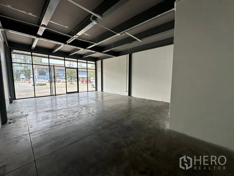 办公空间 出租在Khlong Toei, Bangkok - 约59㎡办公室，白色隔墙，落地窗与推拉玻璃门，采光良好。