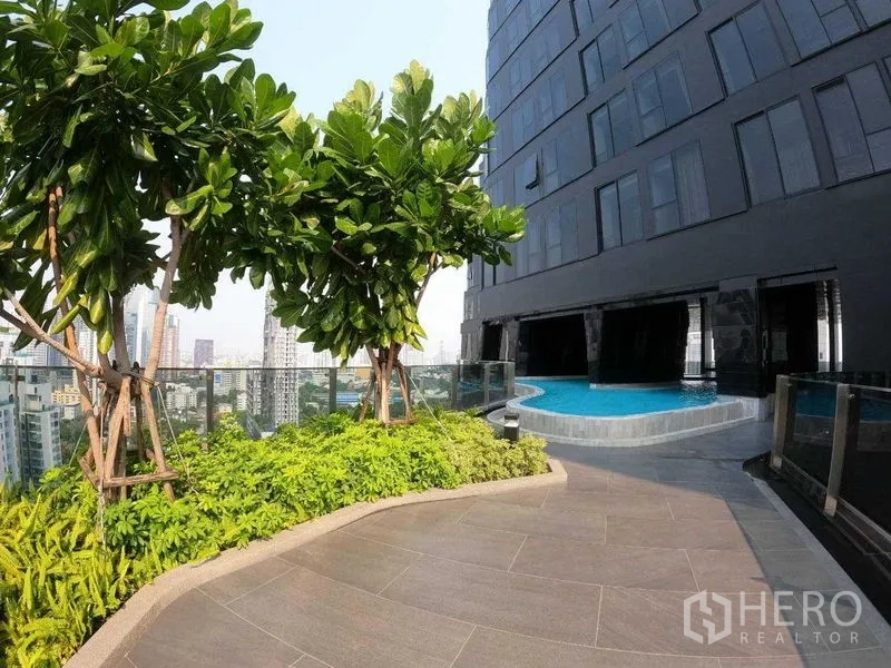 公寓 出租在Khlong Toei, Bangkok - 屋顶花园步道与无边泳池相连，尽览城市天际。