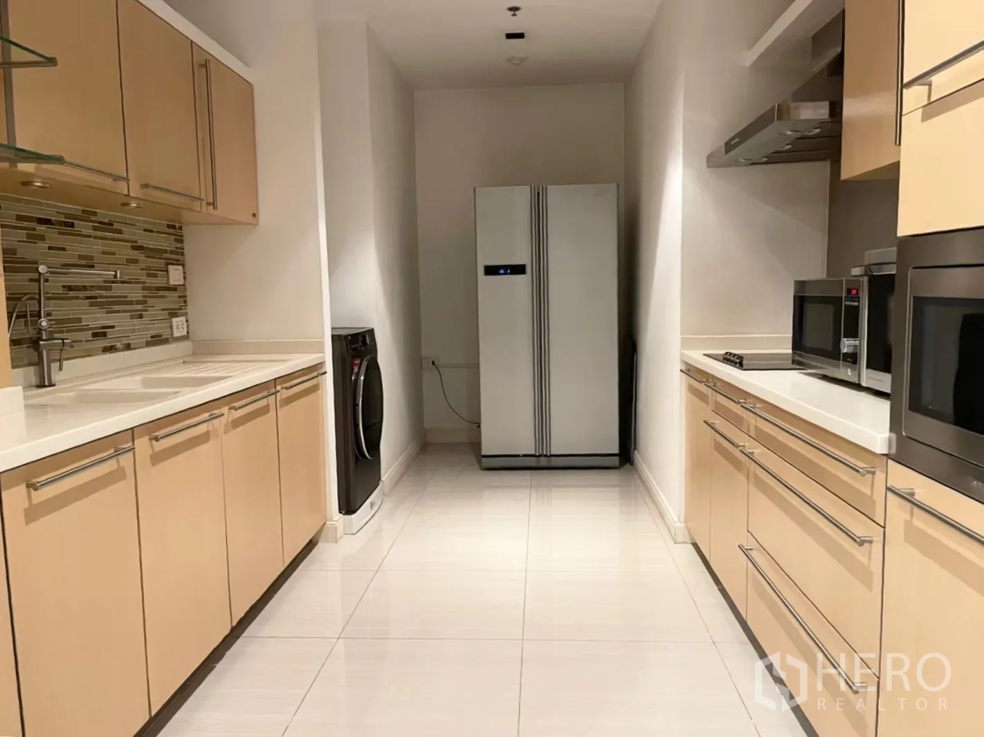คอนโด for rent in Pathum Wan, Bangkok - ครัวแยกแบบแกลเลอรี ตู้เก็บของเยอะ ตู้เย็นสองประตู และเครื่องใช้บิลท์อิน
