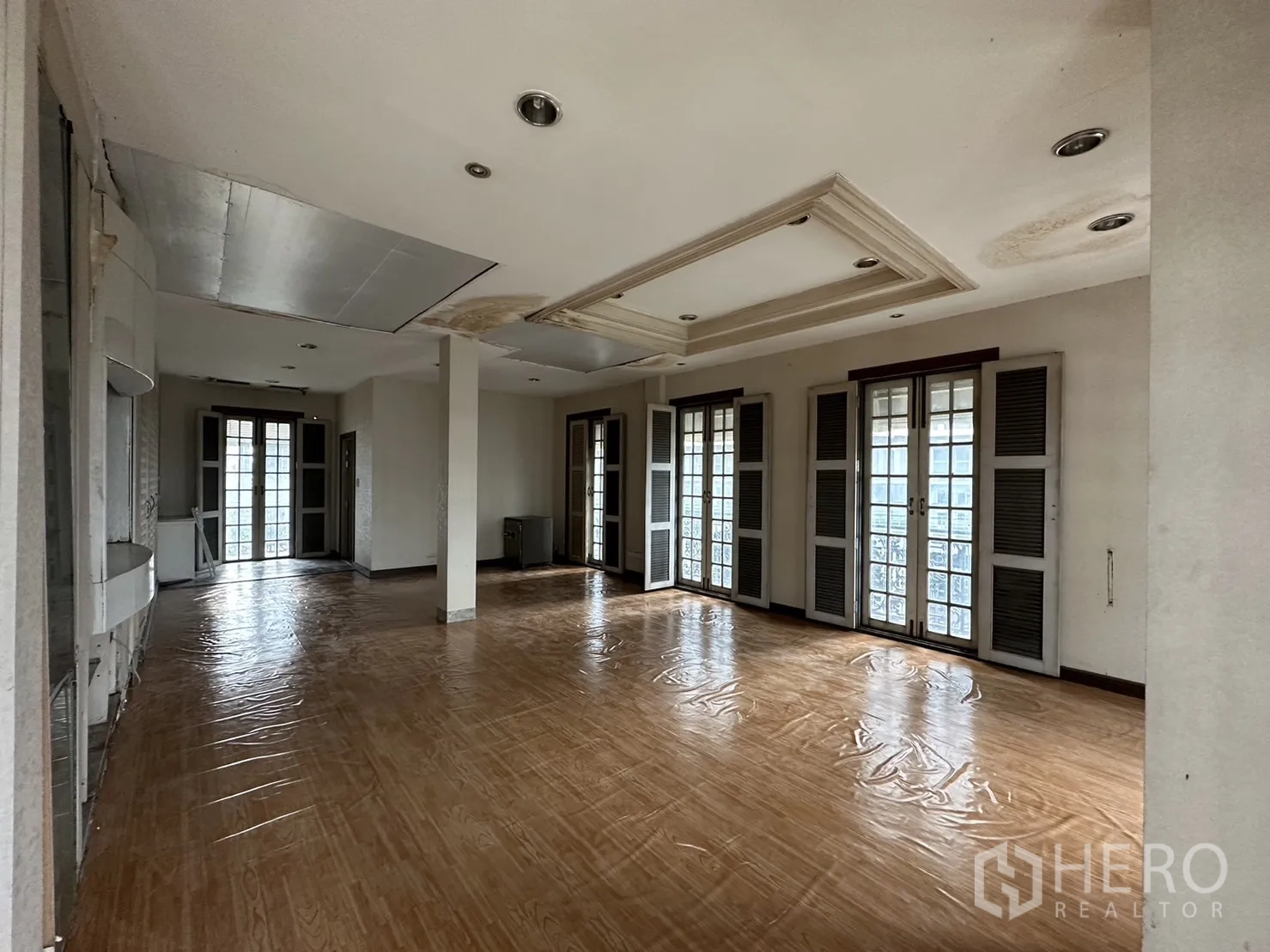 带办公室的家 出租在Huai Khwang, Bangkok - 宽敞开放空间，多扇法式门与木纹地板。