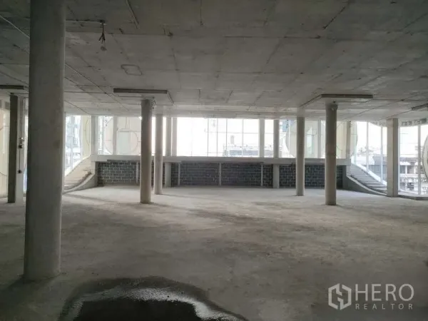 Retail Space for rent in Watthana, Bangkok - Large open retail space with floor-to-ceiling windows bringing natural light on an upper floor.