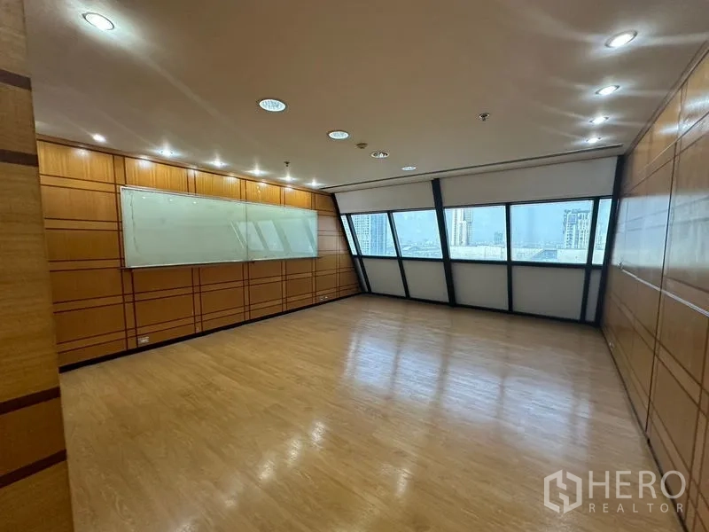办公空间 出租在Phaya Thai, Bangkok - 会议室采用木饰面墙与射灯，配白板并可眺望天际线。